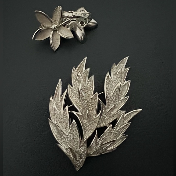 Vintage 1970's Trifari silver Tone Fire Flame Brooch Pin and earrings - Picture 2 of 7